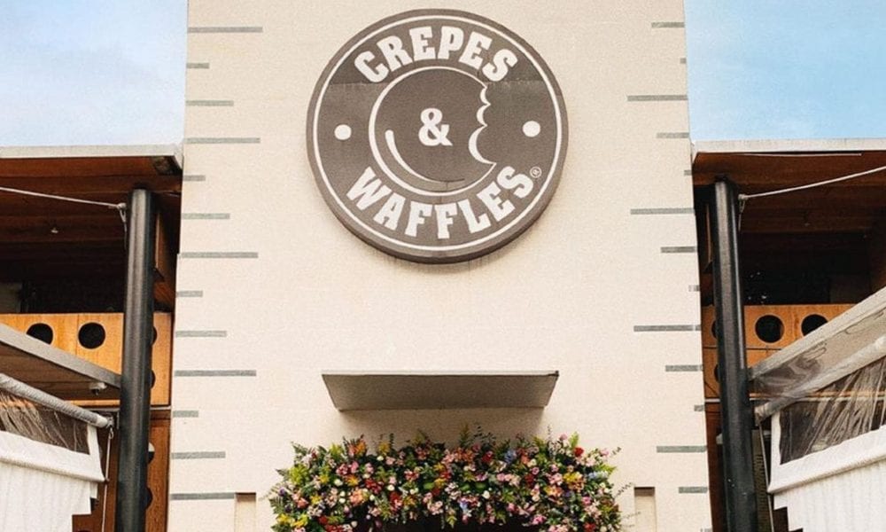 Con flores en sus sedes, Crepes & Waffles reabre diciendo 'Colombia