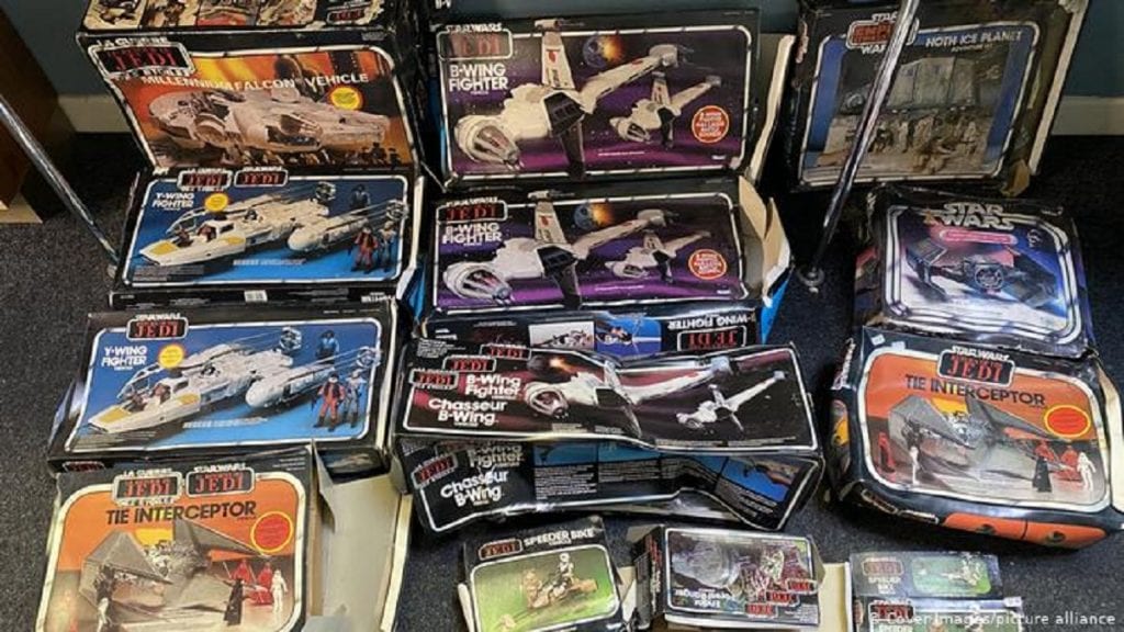 En bolsas de basura encuentran objetos de Star Wars que valen medio