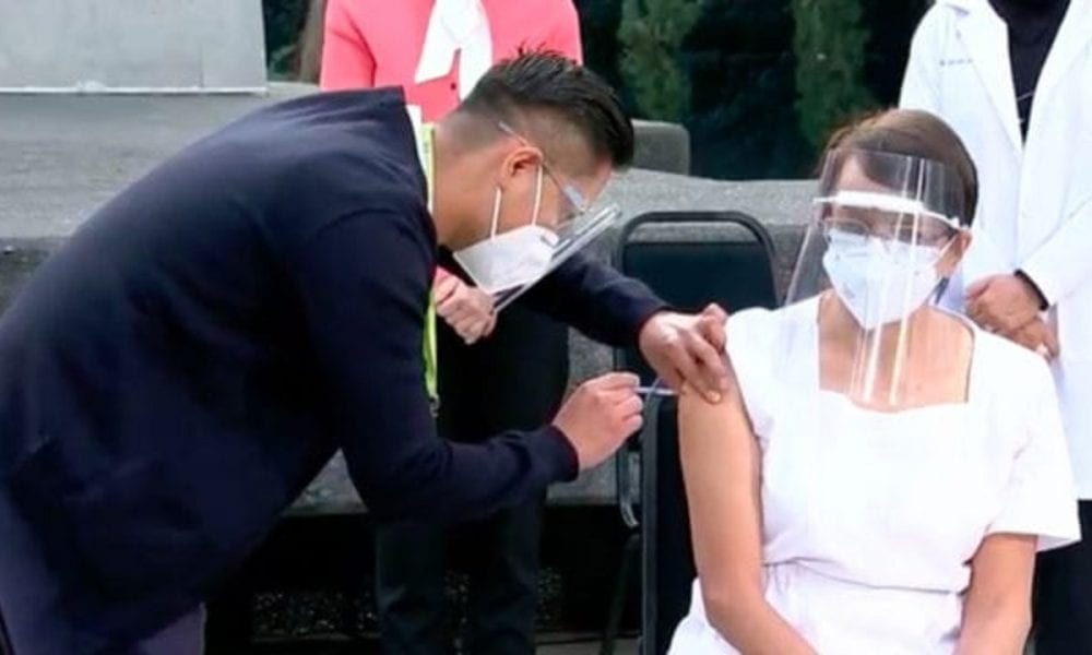 A Mexican nurse receives the first anticovid vaccine in Latin America