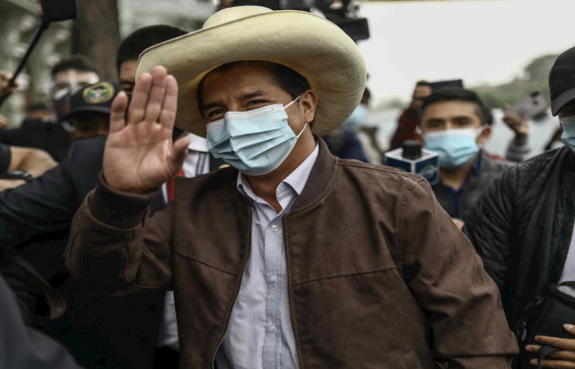 Castillo se impone a Fujimori al 100 % de votos contabilizados en Perú