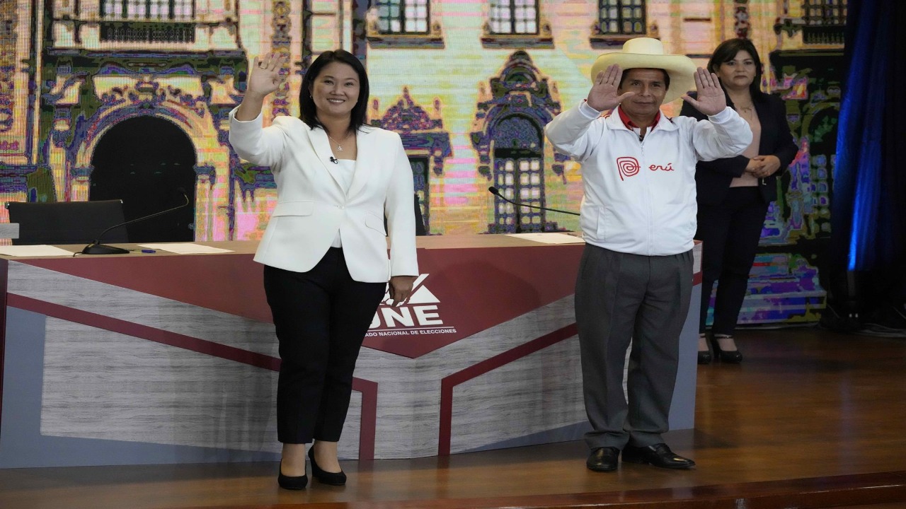 Los sondeos indican un empate técnico entre Keiko Fujimori y Pedro Castillo. Los votantes indecisos y la reducción del ausentismo definirían el resultado de estos comicios.
