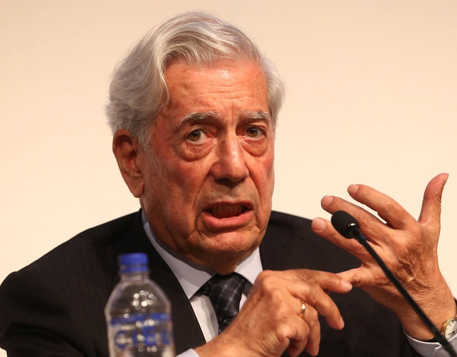 Vargas Llosa pide esperar decisión de jurado electoral en comicios peruanos