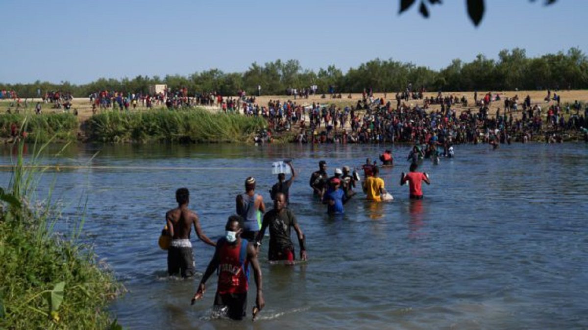 Gobernador de Texas evalúa si declarar 'invasión' por masiva llegada de  migrantes a ese territorio