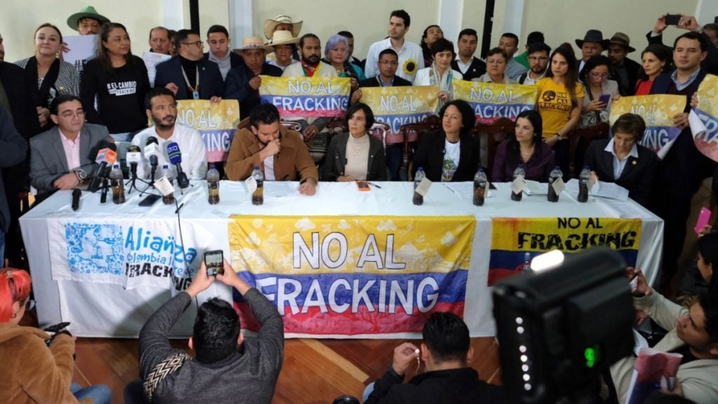 Grupo de personas protestan contra el fracking en Colombia