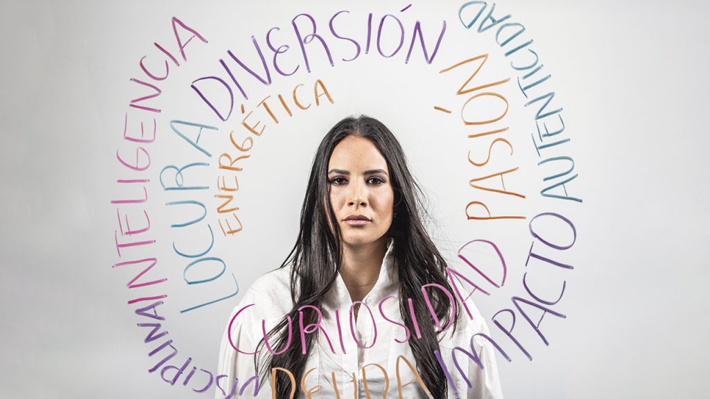 Valentina Valencia Vaaas - emprendimientos - 30 under 30 Forbes Colombia.30 promesas de los negocios 2023. ilustracion: Veronica Londoño.