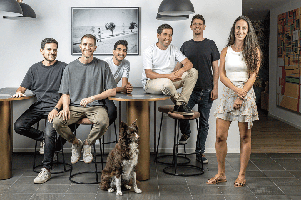 El escuadrón de la nube
(Desde la izquierda) AI líder Alon Schindel, CEO Assaf Rappaport, VP de producto Yinon Costica, CTO Ami Luttwak, VP de R&D Roy Reznik y CMO Raaz Herzberg. “Estamos en el límite de cada matriz: visionario versus ejecución”, dice Costica sobre los conjuntos de habilidades complementarias del equipo.