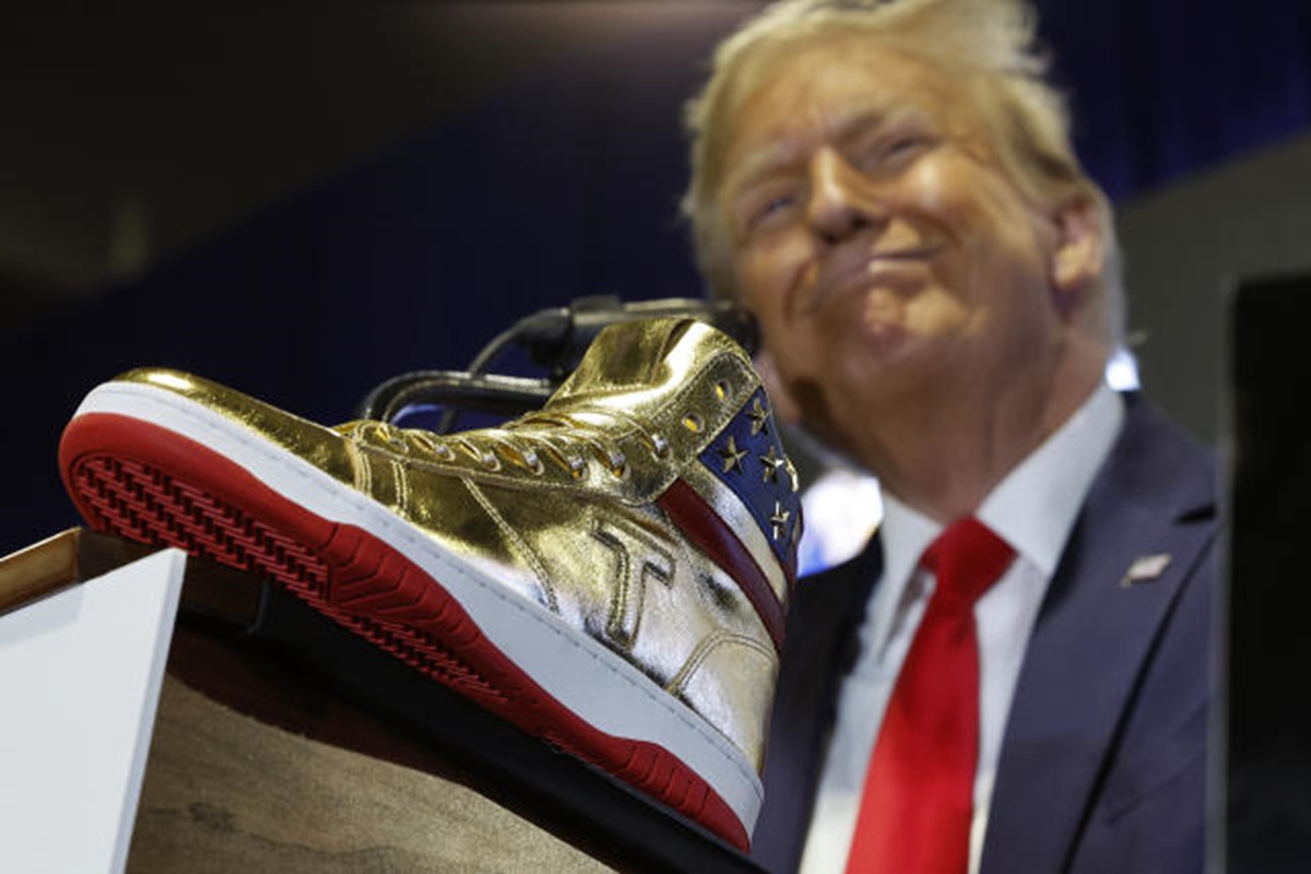 Las exclusivas "Never Surrender High-Tops" de Donald Trump desatan un encuentro inesperado