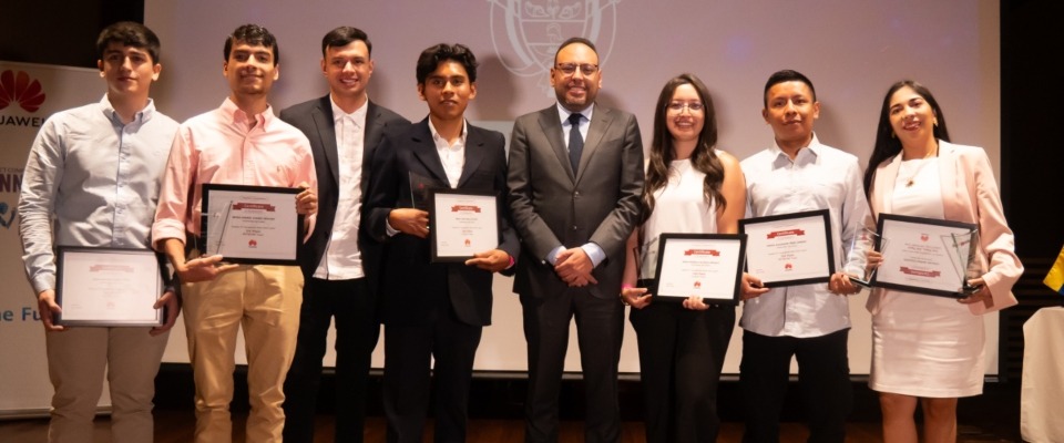 Catalina Muñoz Collazos, primera de derecha a izquierda.