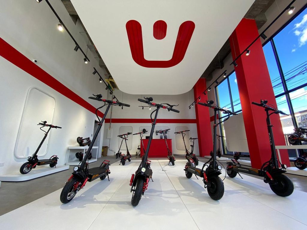Scooters diseñados para la infraestructura urbana de Bogotá: ruedas grandes y suspensión reforzada.