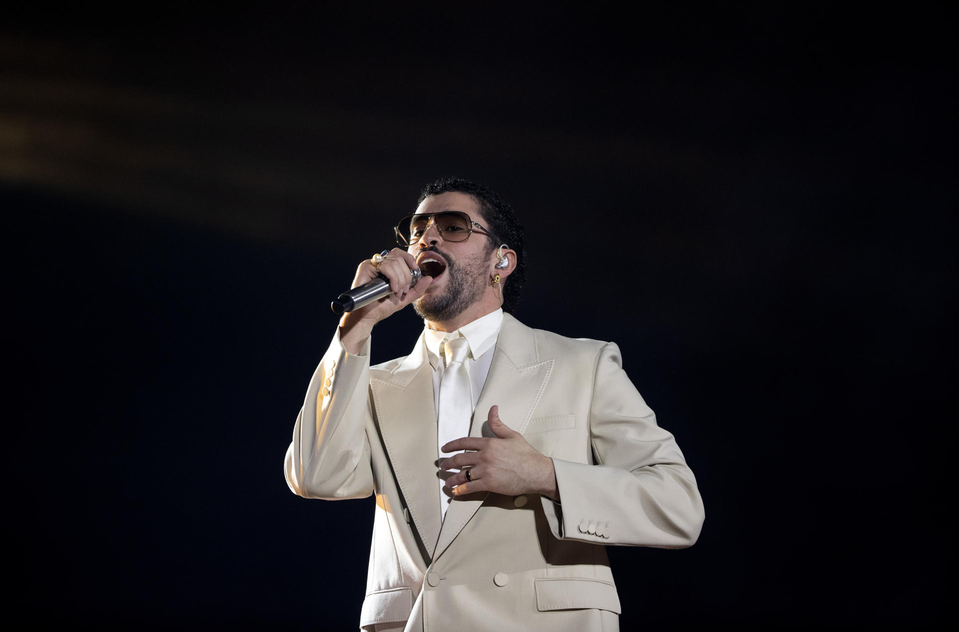 Investigan abusos en Medellín con precios de alojamiento por conciertos de Bad  Bunny - Forbes Colombia