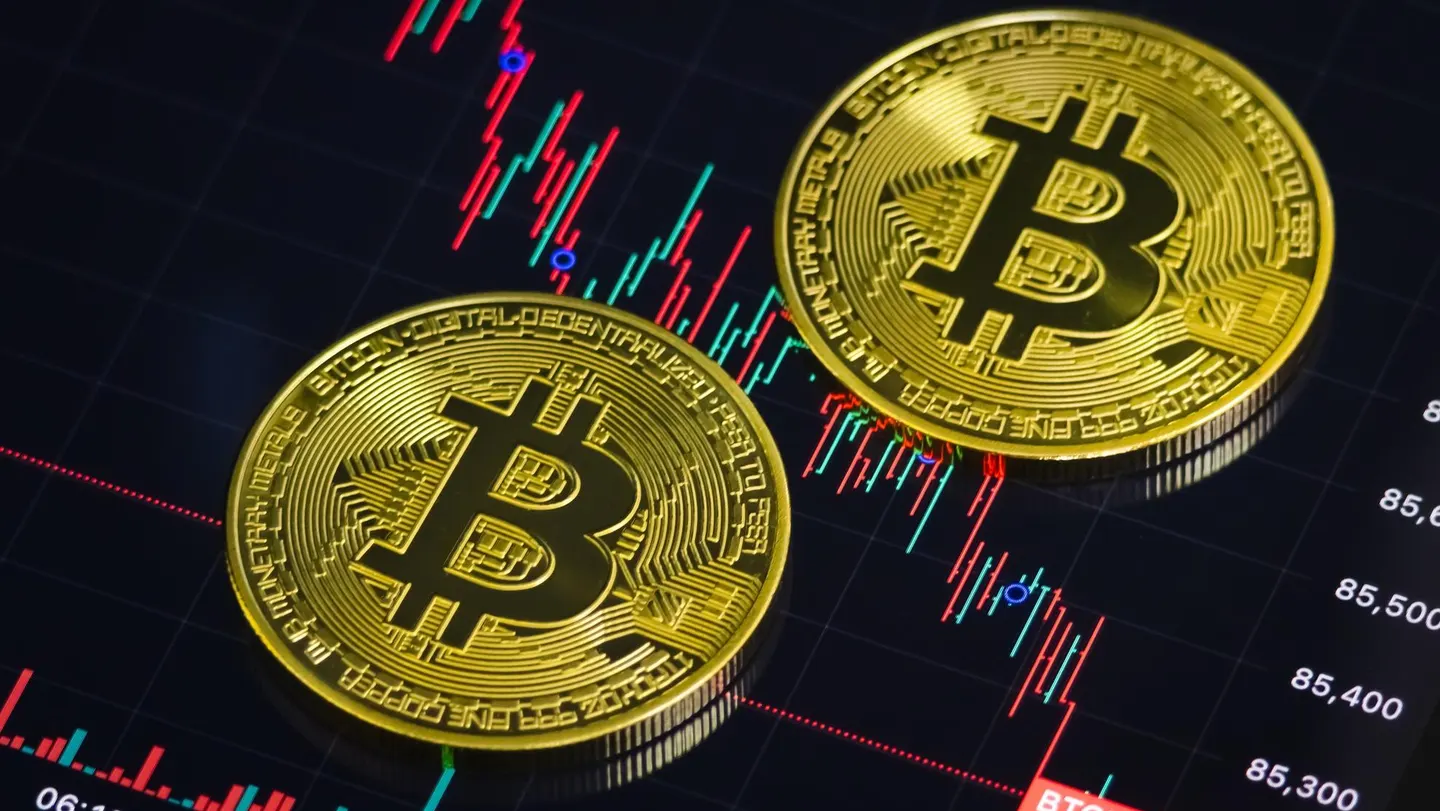 Caída de las cripto continúa: Bitcoin cae por debajo de los US$82.000, su  nivel más bajo desde abril
